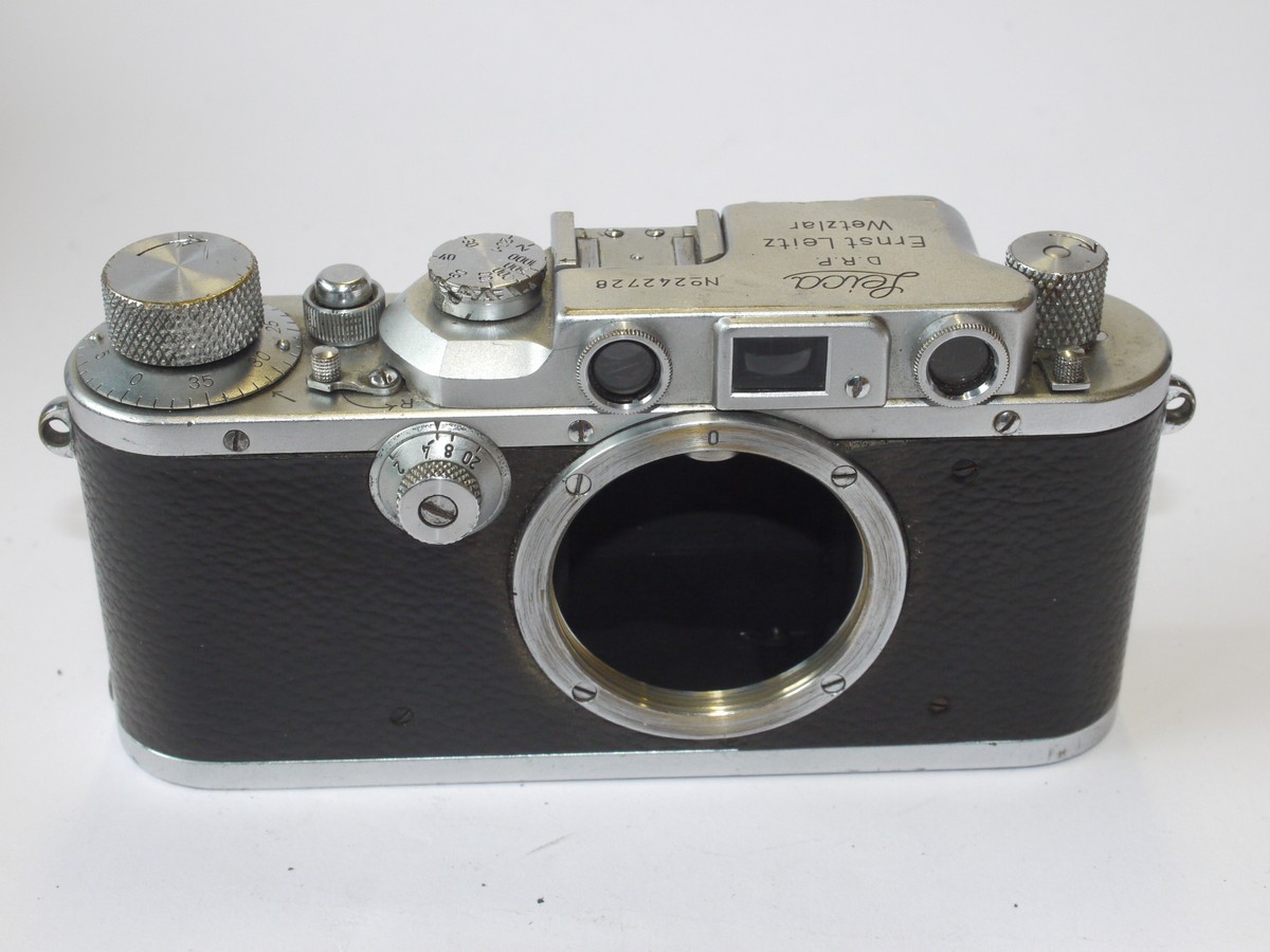 mwclassiccameras-20240607-98 Leica IIIb chrome body (No.242728) with Spool. Has two added rear top flash synch socket. "James Sinclair" inscribed on the base