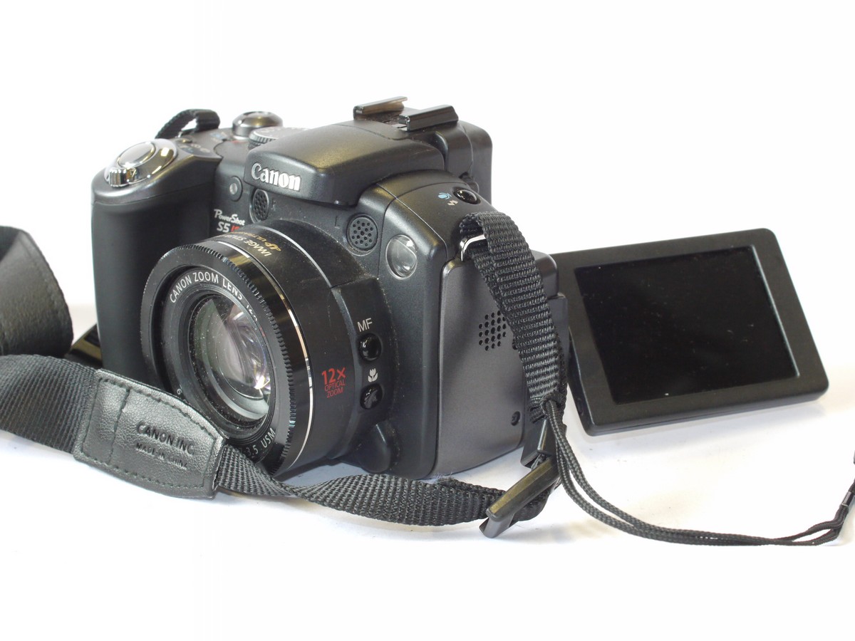 mwclassiccameras-20240712-16 Canon Powershot S5 IS 8MP Digital Bridge camera with 6-72mm f2.7-3.5 IS (Image Stabilizer) lens, front cap & neck strap. Takes AA Batteries