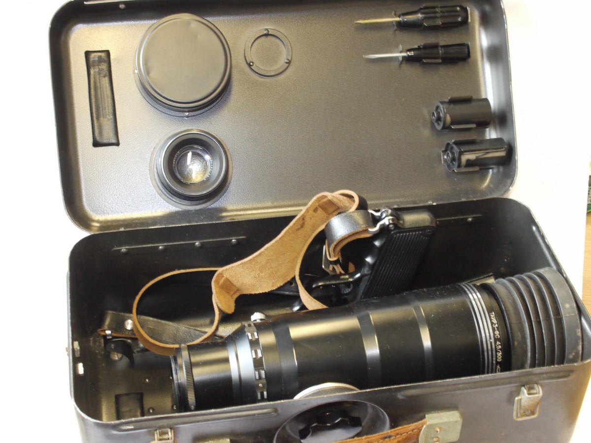 mwclassiccameras-20240712-171 KMZ Zenith FS-3 Photosniper lens/Accessory outfit. 58mm f2 Helios-44-2 & 300mm f4.5 TAIR-3 M42 lenses, rubber hood, 2 x film cassettes, 2 x Screwdrivers, Shoulder stock, hand grip focusing with strap, 5-filter set & outfit carrying case