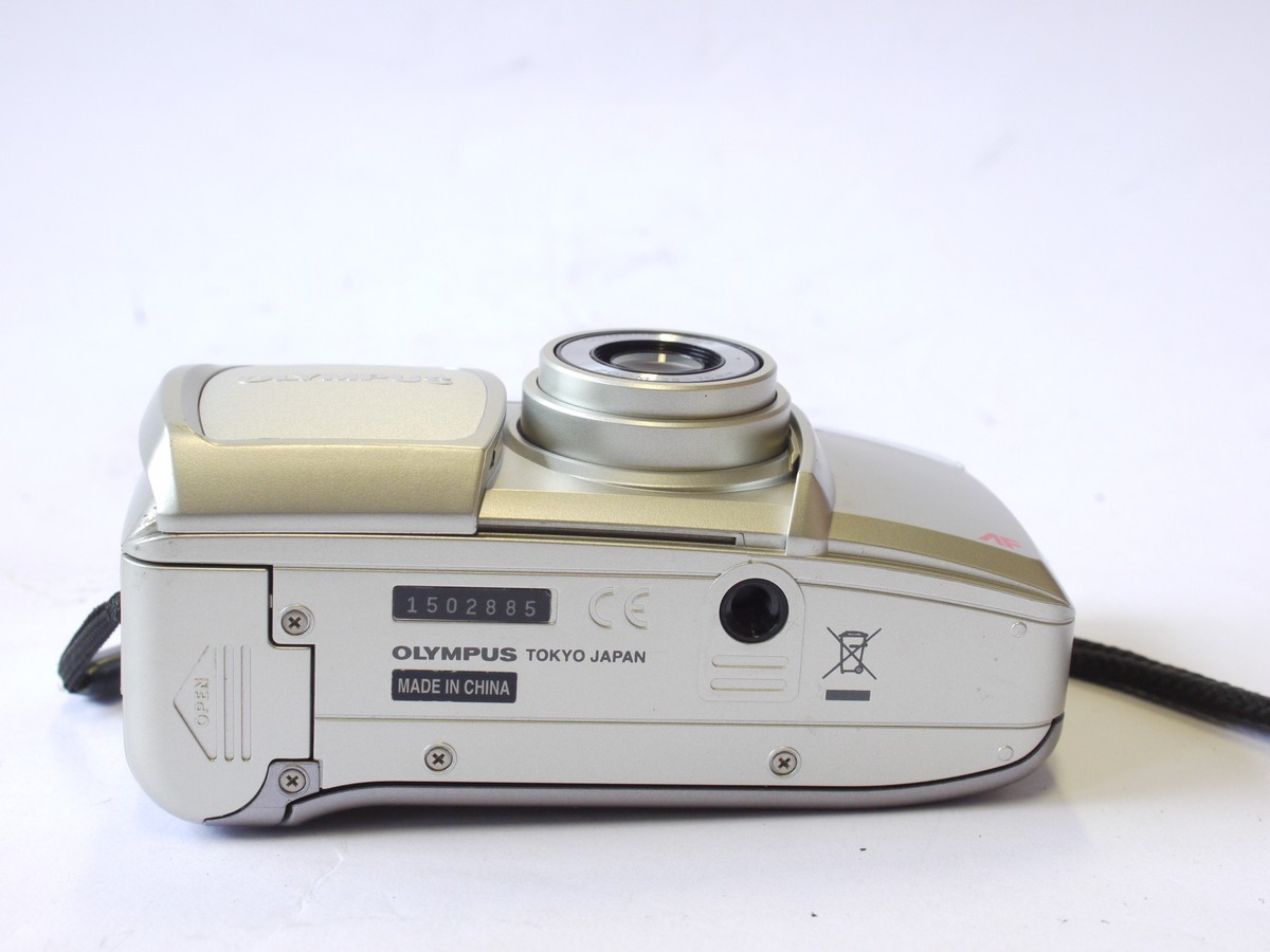 mwclassiccameras-20240719-22 Olympus Superzoom 76s 35mm Compact AF Point-&-Shoot amera, Silver coloured, with 38-76mm Zoom lens + Neck Strap