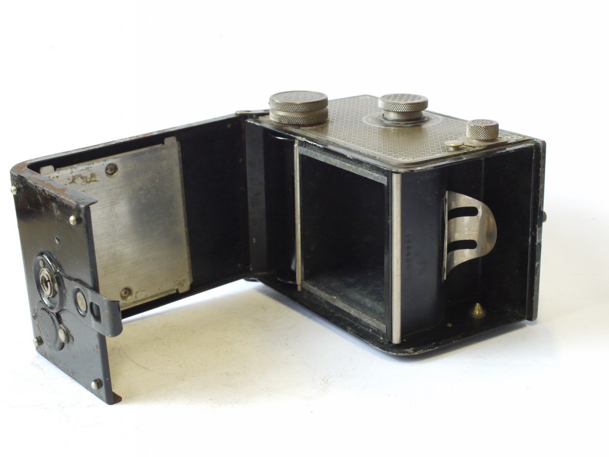 mwclassiccameras-20240726-126 Rolleicord Original Art-Deco TLR with cross-patterned body, with 7.5cm f4.5 Triotar lens in Compur shutter
