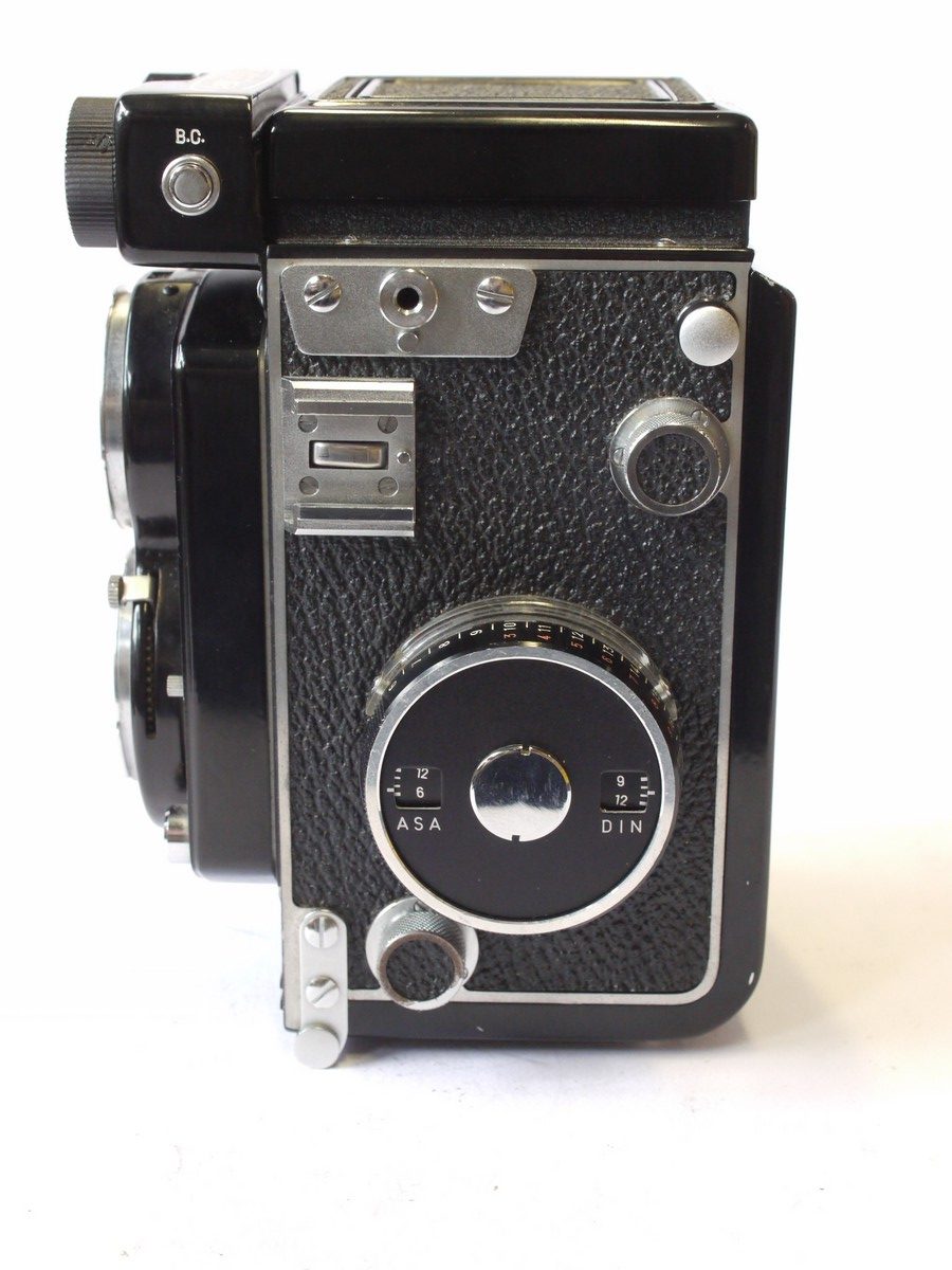 mwclassiccameras-20240726-138 Minolta Autocord CDS metered TLR with 75mm f3.5 Rokkor lens in Citizen-MVL shutter + Minolta front cap