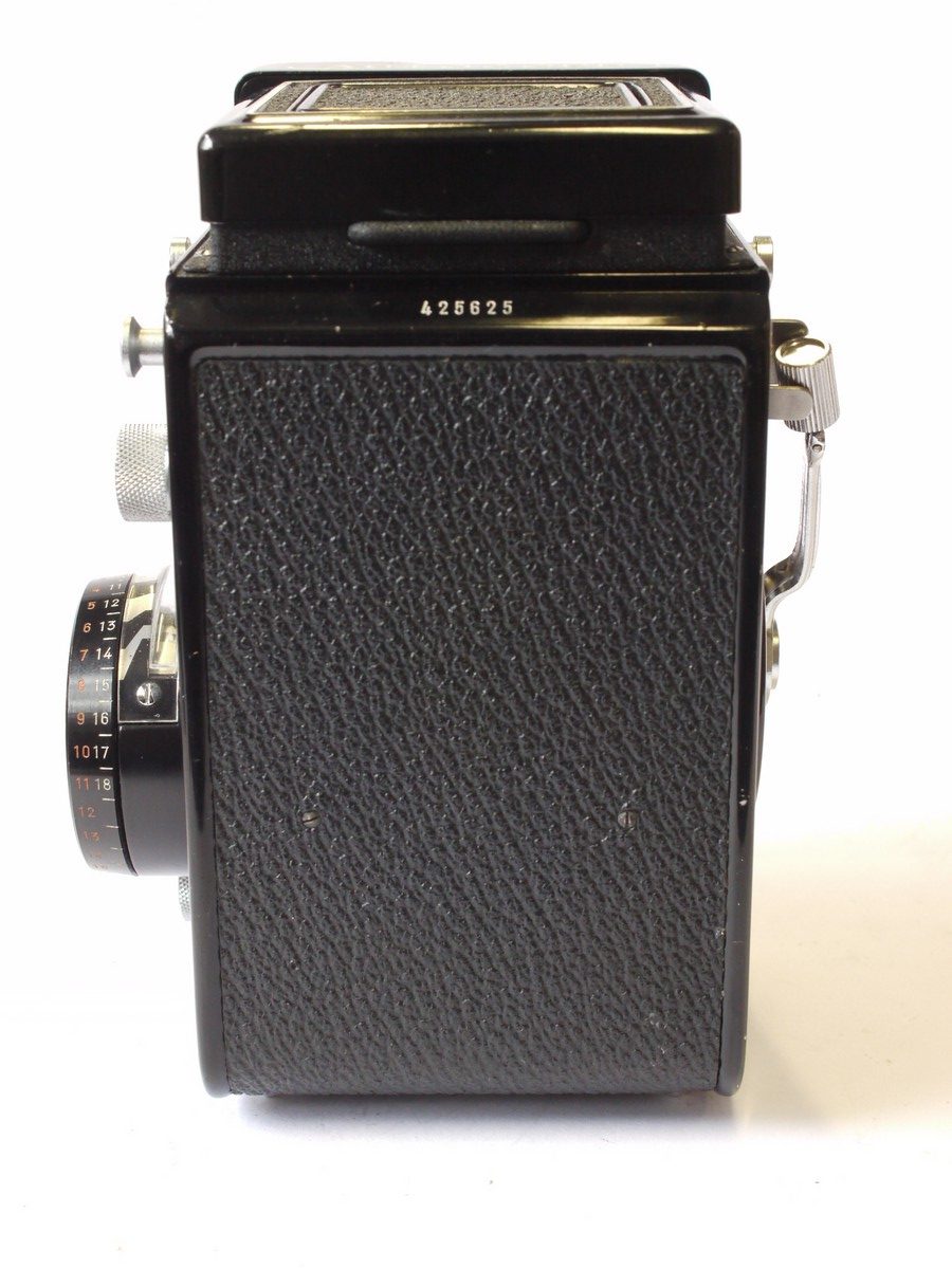mwclassiccameras-20240726-139 Minolta Autocord CDS metered TLR with 75mm f3.5 Rokkor lens in Citizen-MVL shutter + Minolta front cap