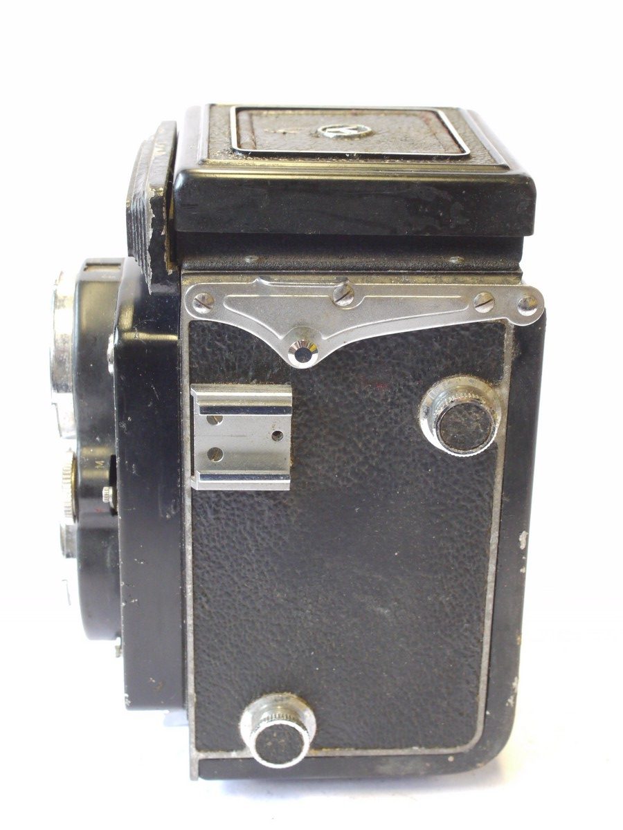 mwclassiccameras-20240726-265 Yashica-D 6x6 TLR with 80mm f3.5 Yashikor lens in Copal-MXV sutter + Yashica front cap & ER case