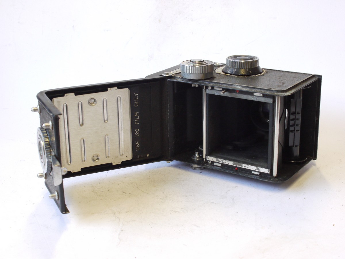 mwclassiccameras-20240726-269 Yashica-D 6x6 TLR with 80mm f3.5 Yashikor lens in Copal-MXV sutter + Yashica front cap & ER case