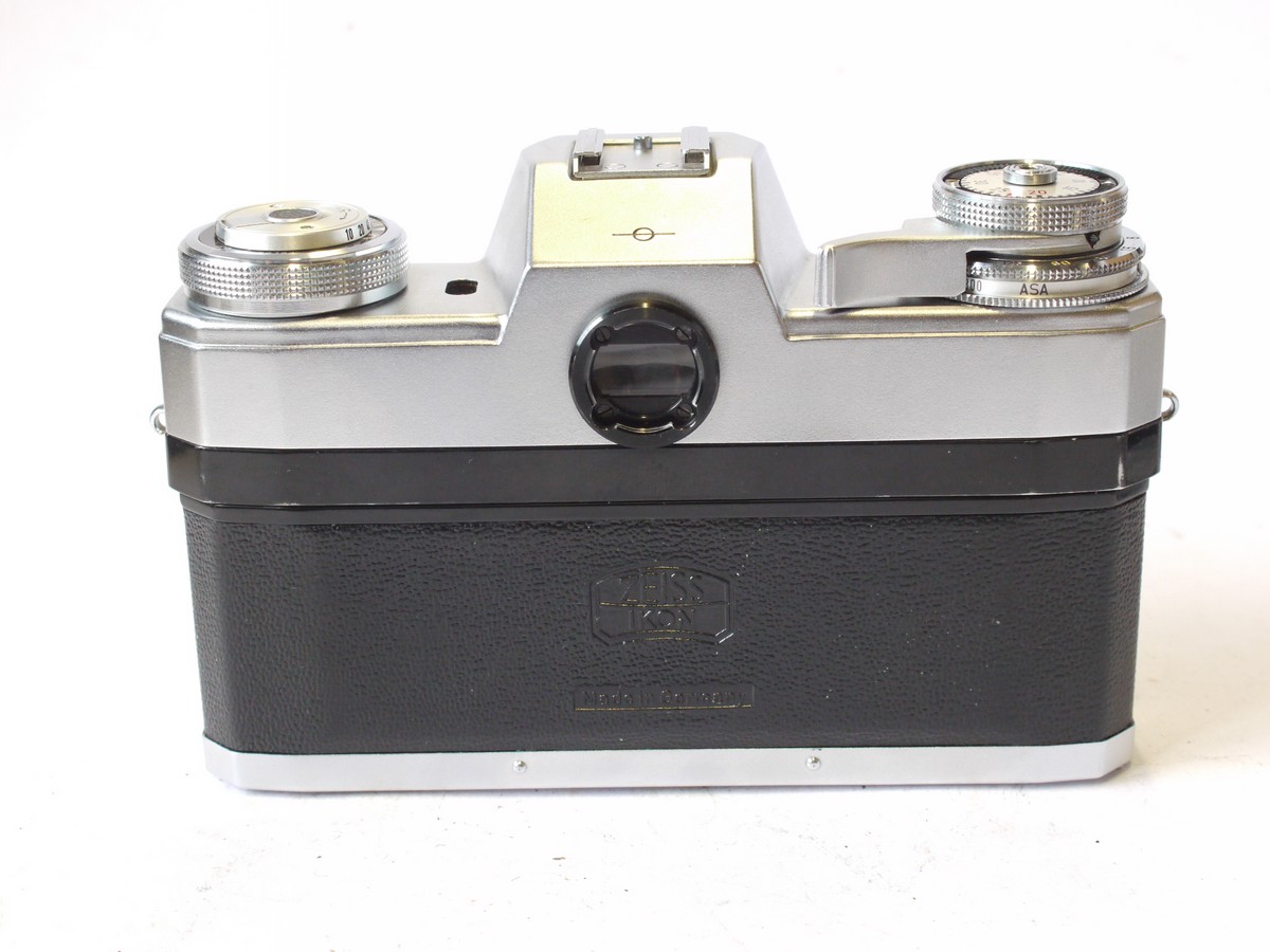 mwclassiccameras-20240802-158 Zeiss Ikon Contarex Bullseye 35mm SLR body, chrome. Early Version