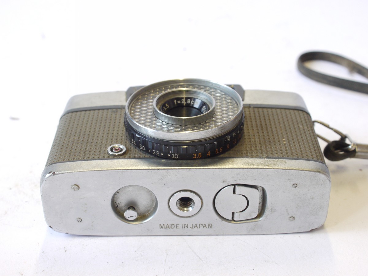 mwclassiccameras-20240802-202 Olympus Pen-EE 35mm half-frame selenium metered camera, with 2.8cm f3.5 D Zuiko + wrsit strap