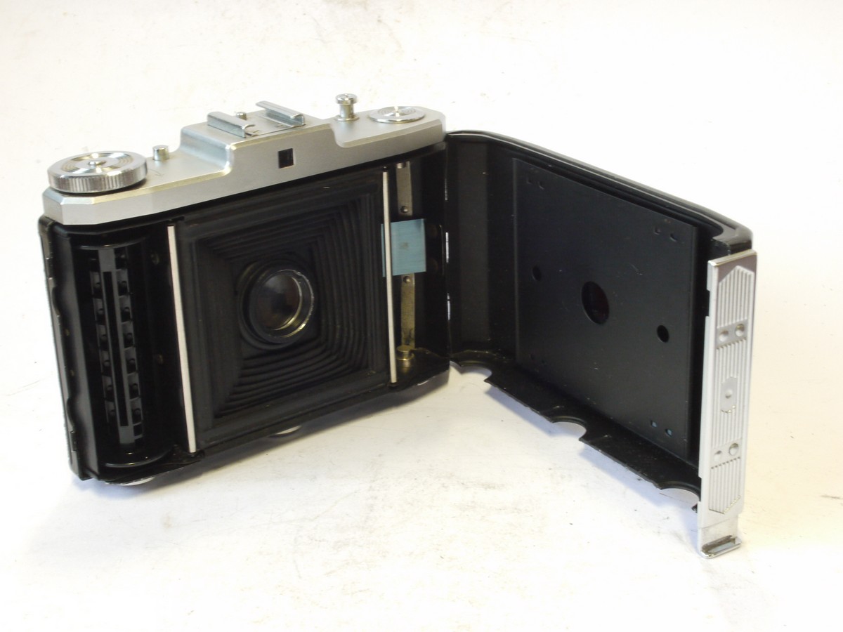 mwclassiccameras-20240809-79 Zeiss Ikon Nettar 518/16 6x6 on 120 folding camera with 75mm f4.5 Novar Anastigmat lens in Prontor-SV shutter + ER case