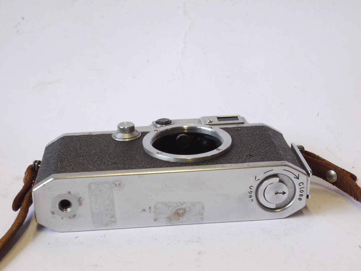 mwclassiccameras-20240816-18 Canon Leica Copy chrome body. NEED REPAIR