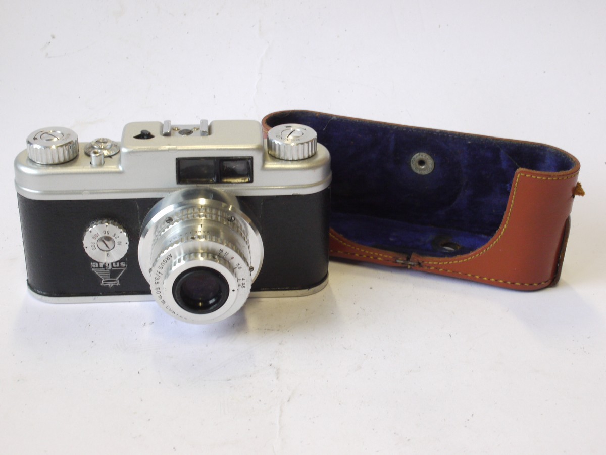 mwclassiccameras-20240816-207 Argus 21 Markfinder camera c1947-52 with bright-line finders for Standard & Telephoto lenses + 50mm f3.5 Cintar interchangeable 39mm screw thread lens (Lens nor compatible with Leica L39) & Case base