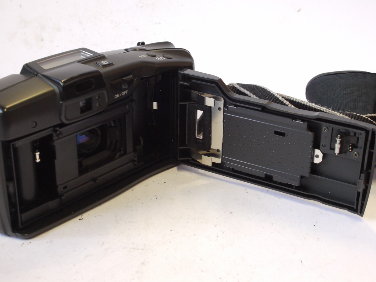 mwclassiccameras-20240823-122 Minolta Riva Zoom 90c 35mm Compact Autofocus camera with 38-90mm f3.5-7.7 Minolta lens + Neck Strap & Case.
