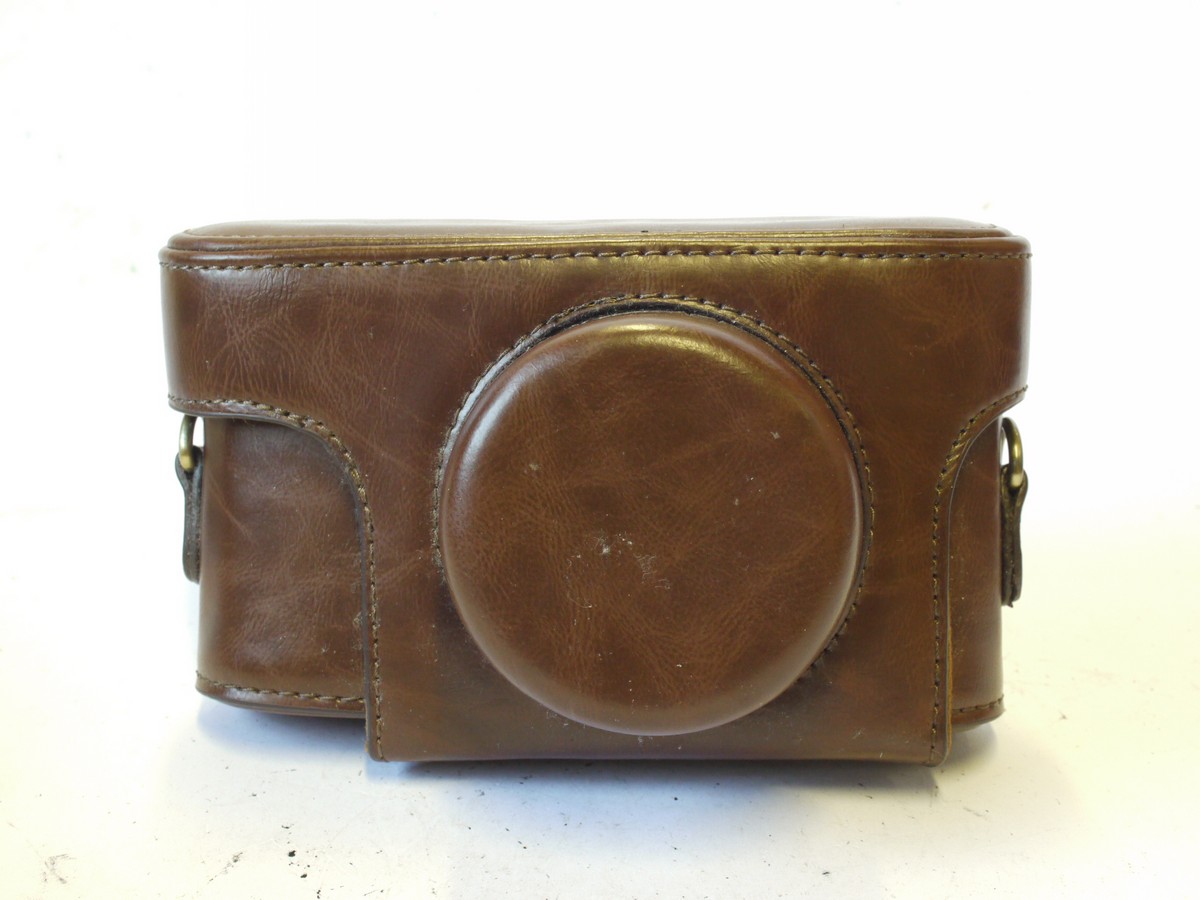 mwclassiccameras-20240823-202 Unamed Brown Faux Leather ER case for Leica L39 camera with medium nose front. No tripod screw. Copy of Leica ER case