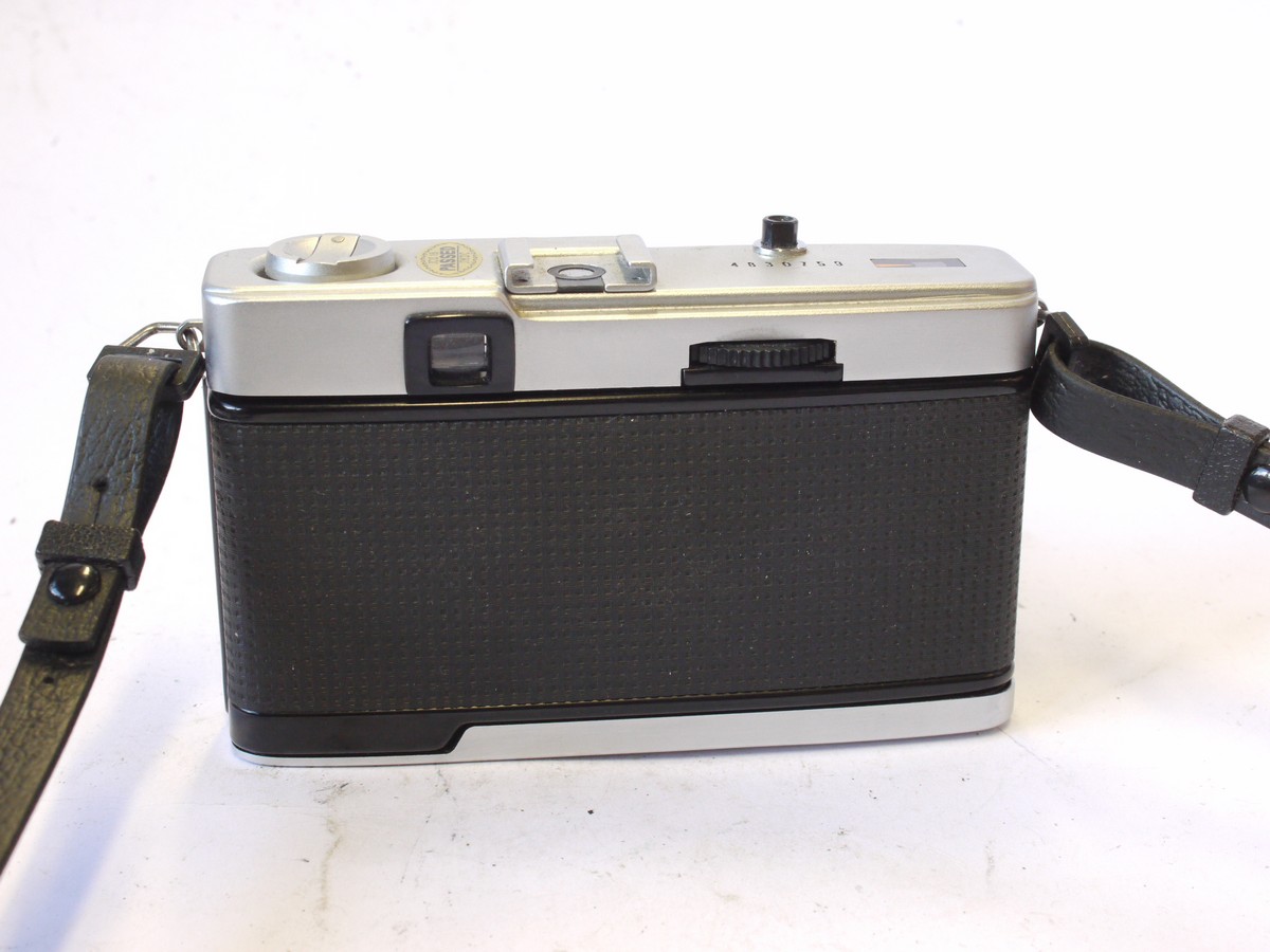 mwclassiccameras-20240830-30 Olympus Trip 35 selenium metered 35mm camera, chrome, with 40mm f2.8 D Zuiko lens + Olympus 43.5mm Skylight 1A filter & neck strap