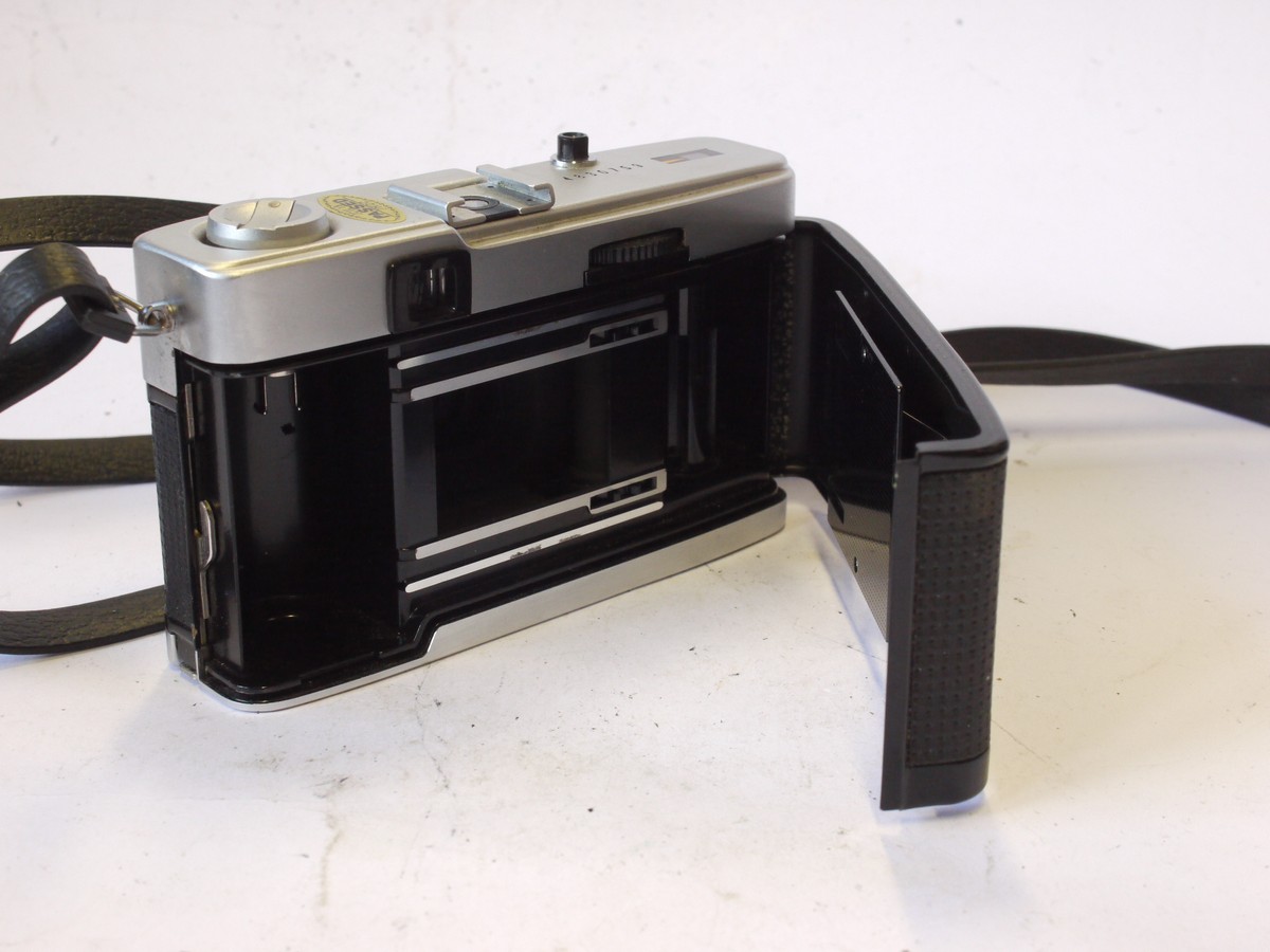 mwclassiccameras-20240830-33 Olympus Trip 35 selenium metered 35mm camera, chrome, with 40mm f2.8 D Zuiko lens + Olympus 43.5mm Skylight 1A filter & neck strap