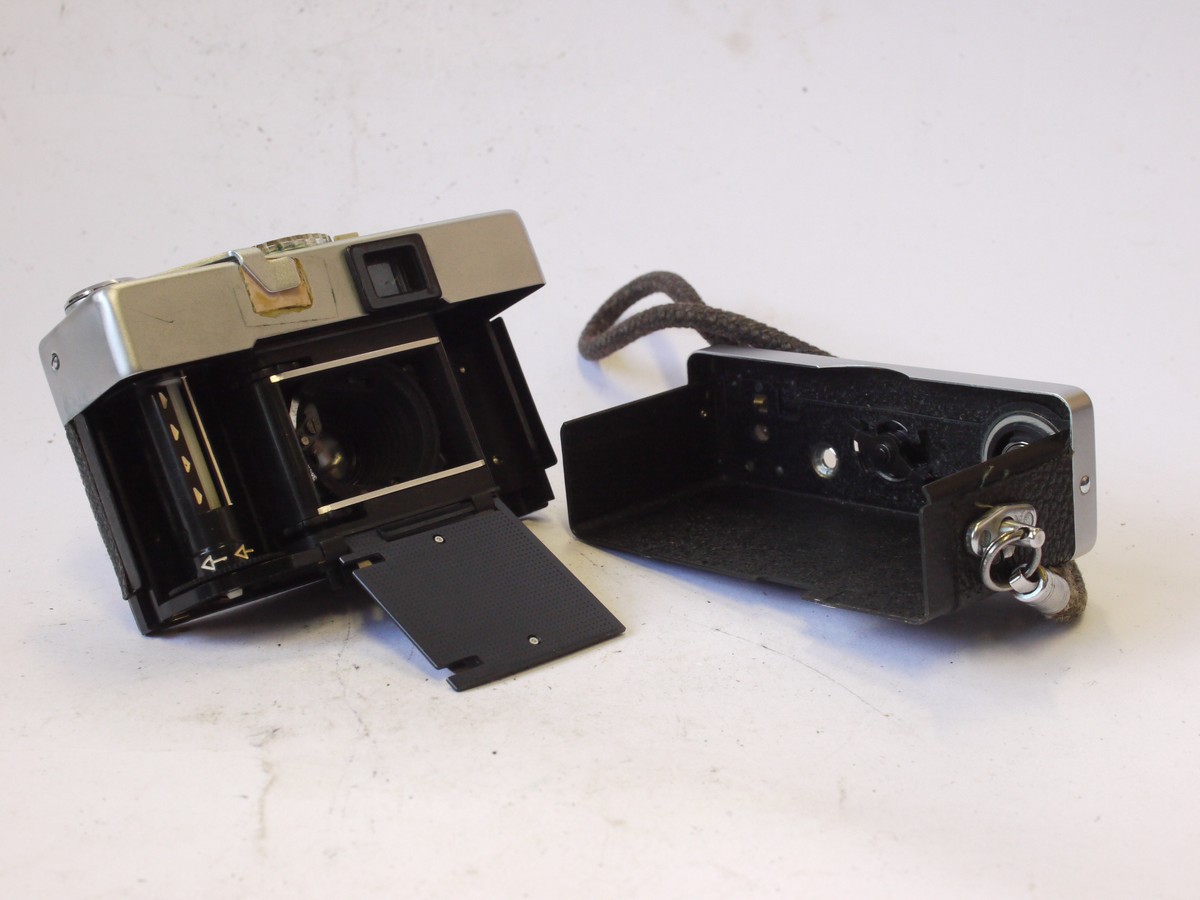 mwclassiccameras-20240830-51 Rollei B35 selenium metered 35mm camera, chrome, with Carl Zeiss 40mm f3.5 Triotar collapsible lens + wrist strap