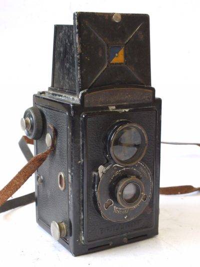 Voigtlander Brilliant 6x6 TLR with 75mm f7.7 Voigtar lens + strap