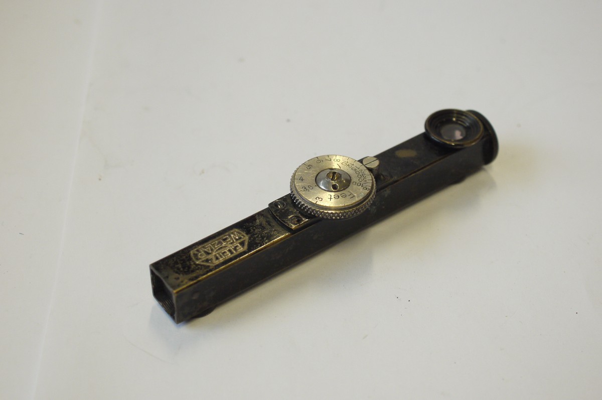 mwclassiccameras-20240906-199 Leitz Long base shoe mounting rangefinder, with small wheel & scale in feet (FONOR). For vertical use