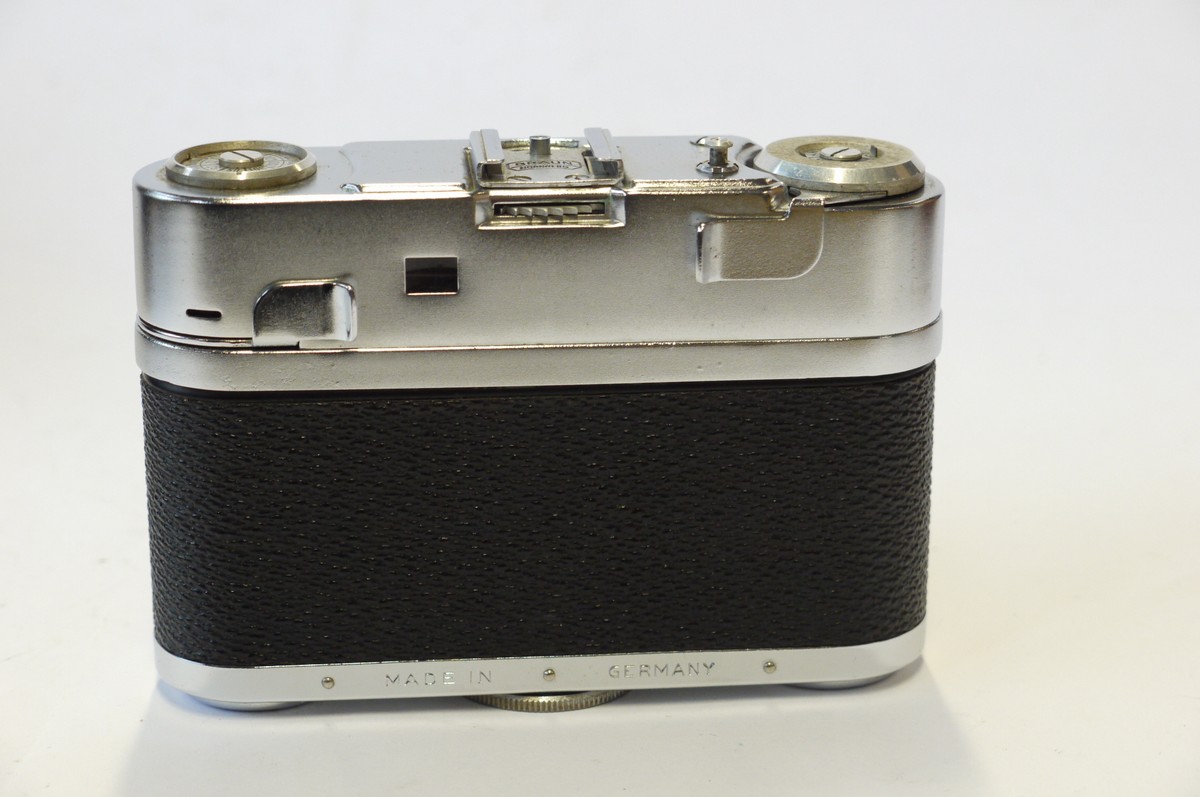 mwclassiccameras-20240913-138 Braun Paxette 35mm viewfinder camera with 45mm f2.8 Ennagon fixed lens in Pronto-SVS shutter & case