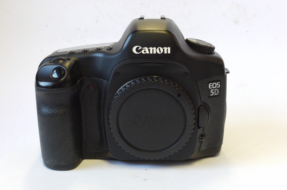 mwclassiccameras-20240920-101 Canon EOS 5D Mark II 21.1 MP Digital SLR body, with Canon LP66 Battery, L6-E6 Charger, Body Cap, Neck Strap, CD ROM, instructions & makers Box. NEEDS REPAIR