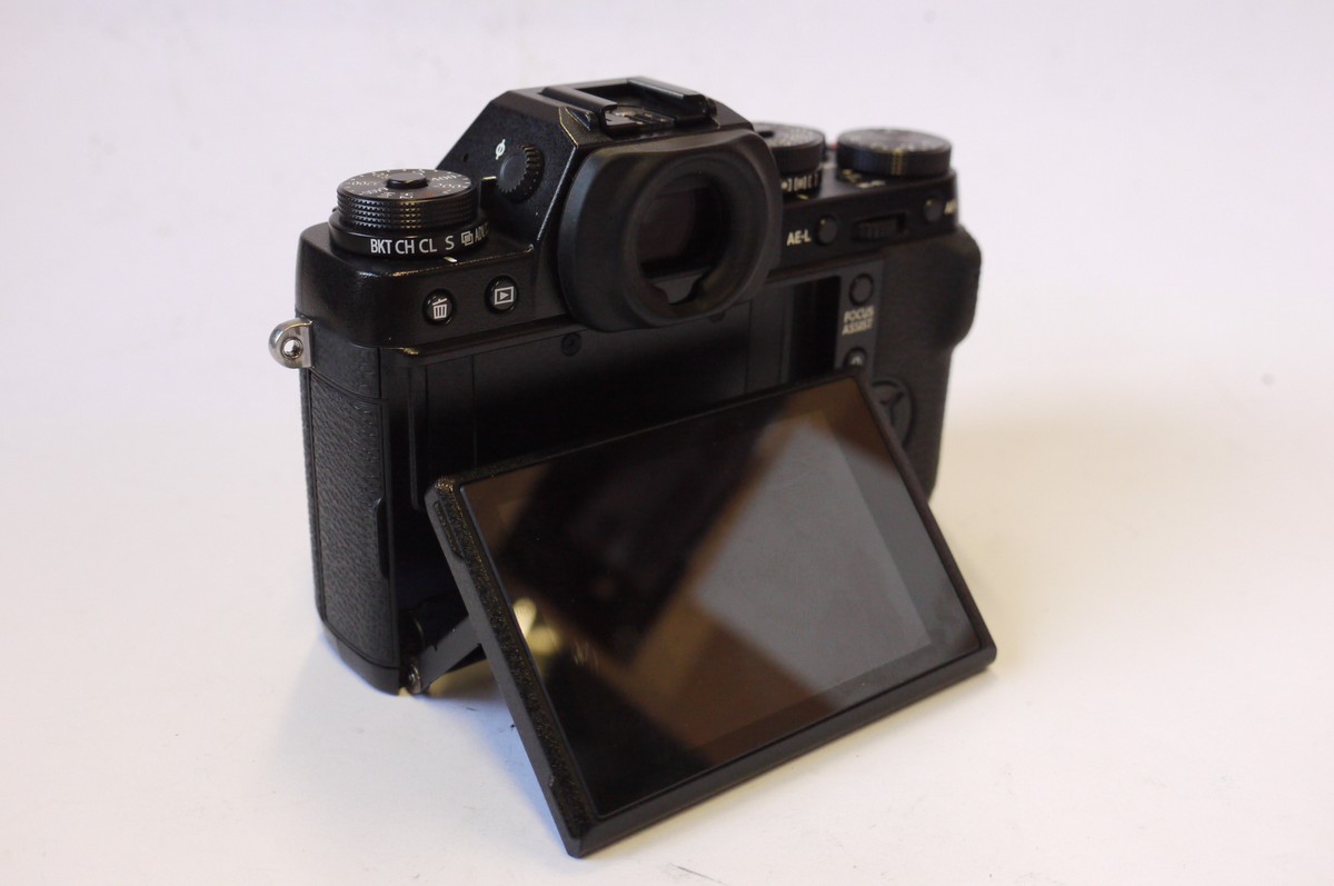 mwclassiccameras-20240920-52 Fujifilm X-T1 Digitl Mirrorless body, with Battery, Charger, Case base, Neck Strap, Dual USB Charger, CD ROM, Instructions & Original box with packaging