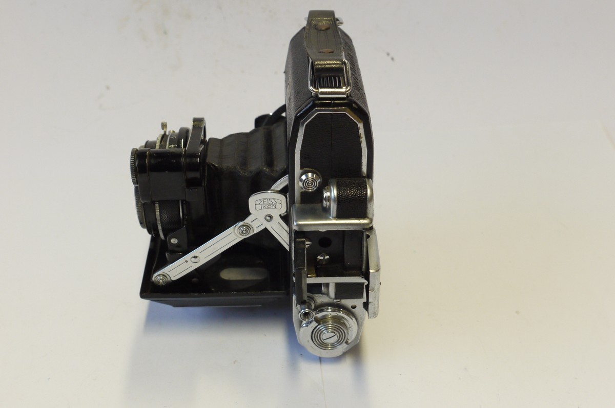 mwclassiccameras-20240927-126 Zeiss Ikon Super Ikonta 531 6x4.5 folding coupled rangefinder camera with 7.5cm f3.5 Novar Anastigma lens in Compur shutter + Instructions