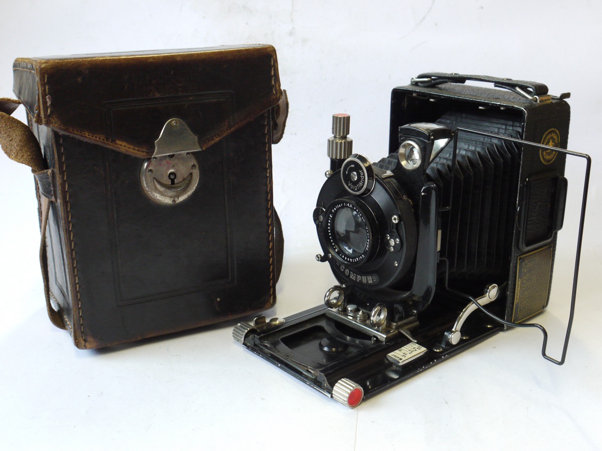 mwclassiccameras-20240927-299 Voigtlander Bergheil 6x9 folding plate camera, all black, with ground glass back & 12cm f4.5 Heliar interchangeable bayonet mount lens + leather case
