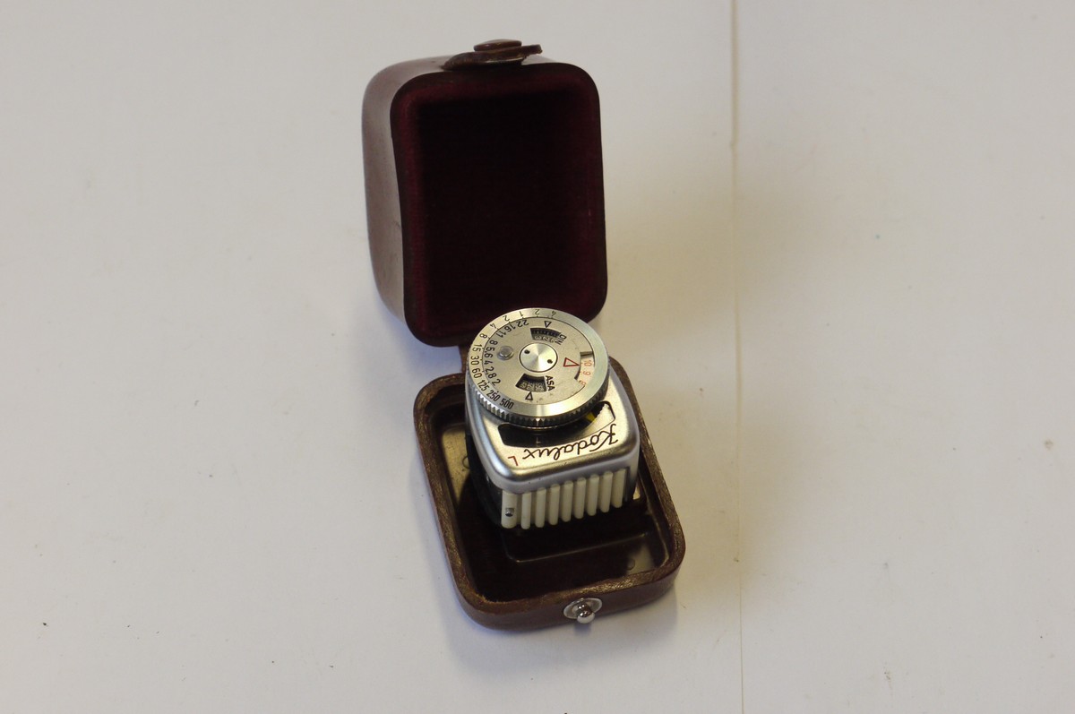 mwclassiccameras-20240927-97 Kodak Kodalux L selenium cell shoe mounting Exposure meter + Kodak case