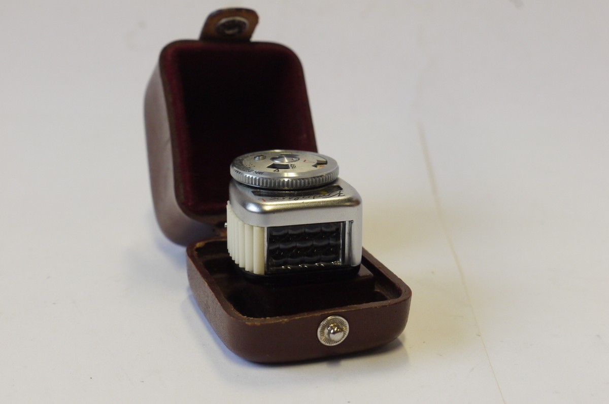 mwclassiccameras-20240927-98 Kodak Kodalux L selenium cell shoe mounting Exposure meter + Kodak case