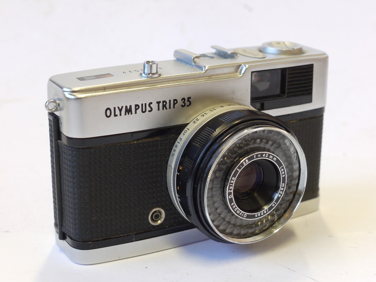 mwclassiccameras-20241004-111 Olympus Trip 35, Selenium Auto-Metered 35mm camera with 40mm f2.8 D Zuiko lens, Olympus 43.5mm screw-inSkylight 1A filter, front cp, pouch case, instructions & Box