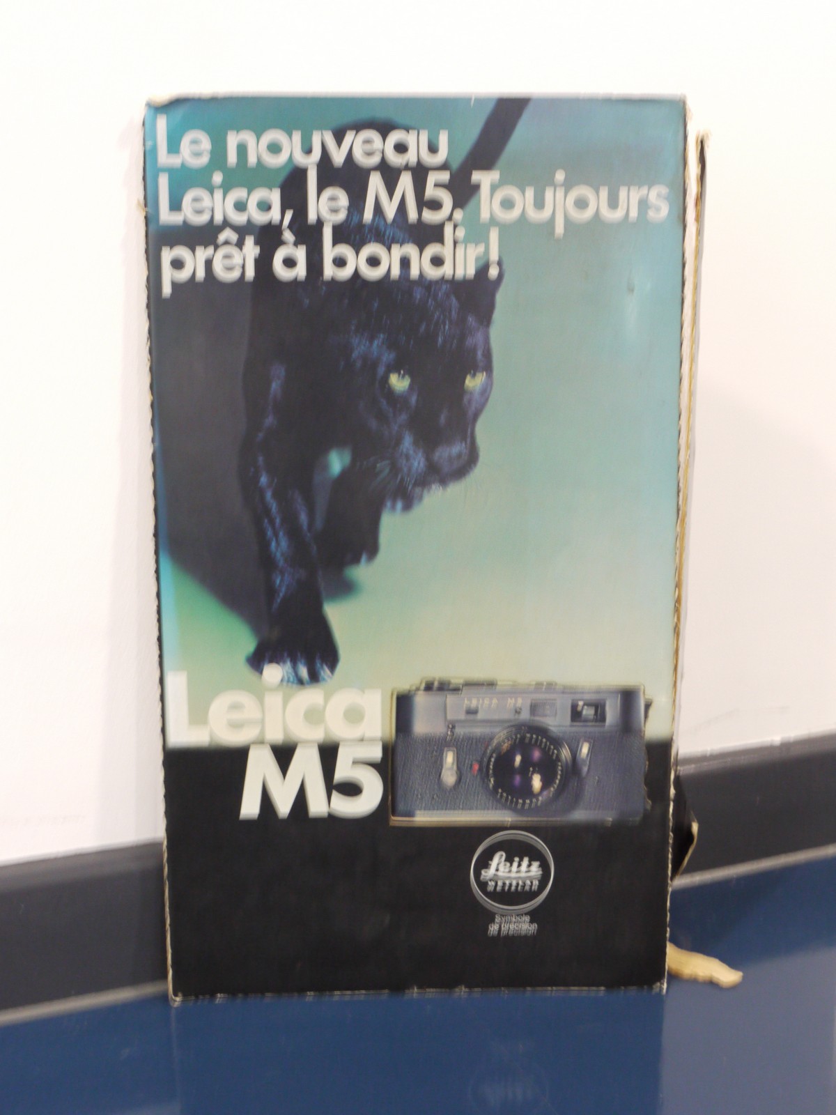 mwclassiccameras-20241011-154 Le Nouveau Leica, Le M5, Toujour Pret A Bondir. Vintage 1970's Card Display sign with cut-out Leica M5, with rear card support panel