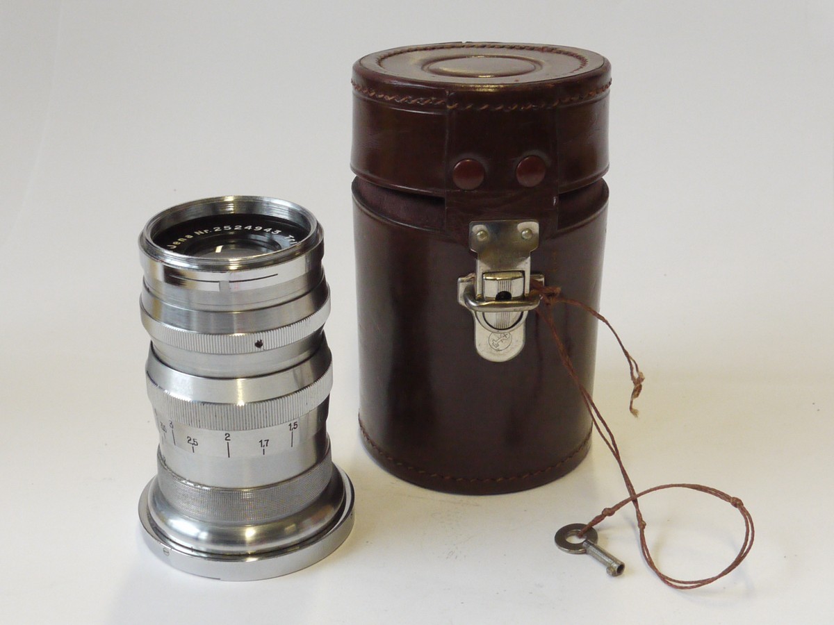 mwclassiccameras-20241018-115 Carl Zeiss Jena 8.5cm f4 Triotar single coated all chrome lens for Contax II/Ia/III/IIIa + leather case with key lock