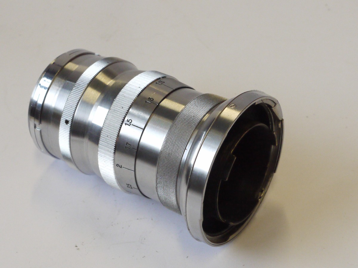 mwclassiccameras-20241018-120 Carl Zeiss Jena 8.5cm f4 Triotar single coated all chrome lens for Contax II/Ia/III/IIIa + leather case with key lock
