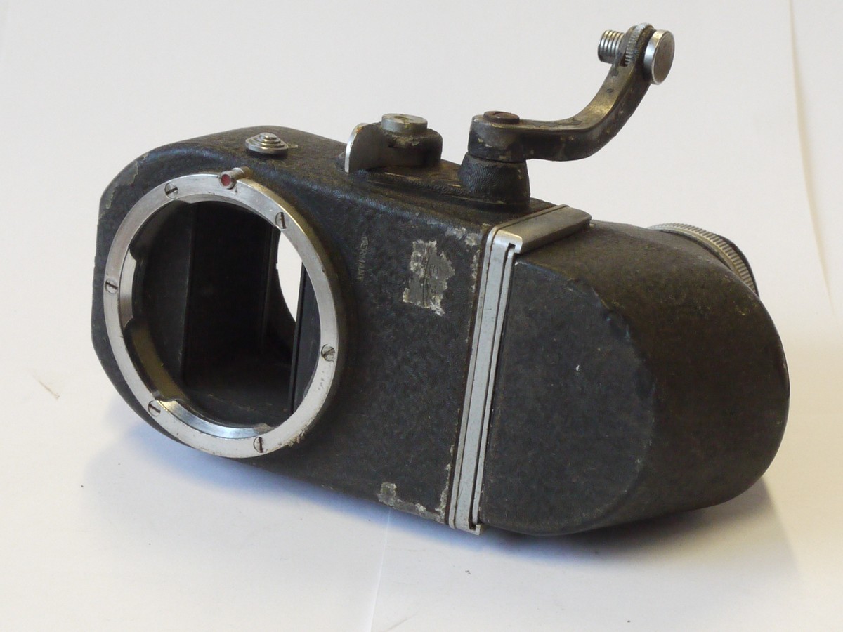mwclassiccameras-20241101-104 Leitz Visoflex 2 Reflex Housing with Leica M mounts + interchangeable Eye-Level finder. Needs cleaning/restoration, but is still usable now