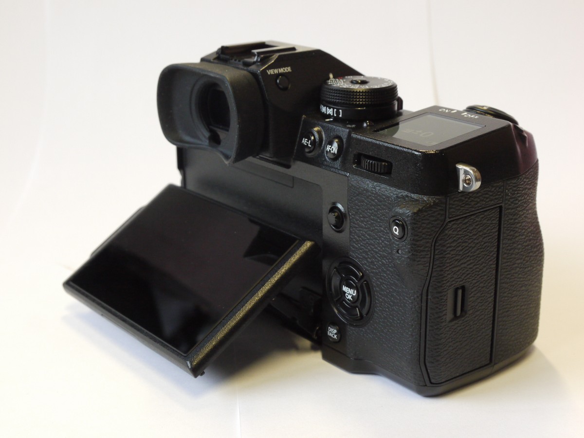 mwclassiccameras-20241101-4 Fujifilm X-H1 Digital Mirrorless Camera body, with Eyecup, body cap, Battery & Charger