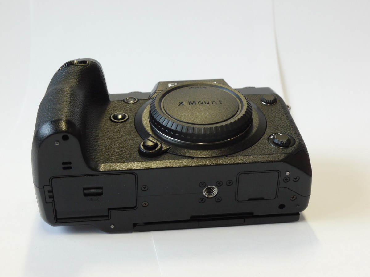 mwclassiccameras-20241101-6 Fujifilm X-H1 Digital Mirrorless Camera body, with Eyecup, body cap, Battery & Charger