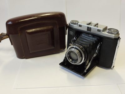 Zeiss Ikon Ikonta M 6x6 folding uncoupled rangefinder camera (524/16) C1950, with 7.5cm f3.5 Tessar lens in Synchro Compur shutter + Zeiss ER case