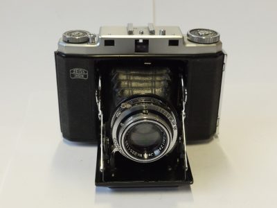 Zeiss Ikon Ikonta M 6x6 folding uncoupled rangefinder camera (524/16) C1950, with 7.5cm f3.5 Tessar lens in Synchro Compur shutter + Zeiss ER case