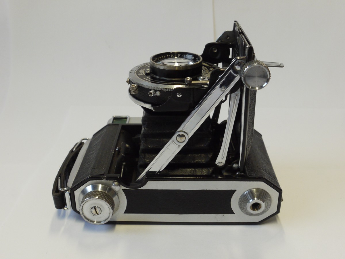 mwclassiccameras-20241108-40 Welta Weltur 6x4.5 folding coupled rangefinder camera with Schneider 7.5cm f2.9 Radionar uncoated lens in Compur shutter + Werlta ER case