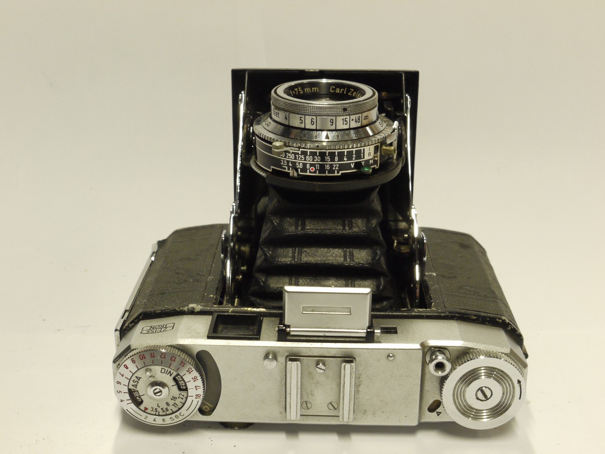 mwclassiccameras-20241115-113 Zeiss Ikon Super Ikonta 534/16 6x6 folding coupled rangefinder camera with Carl Zeiss 75mm f3.5 Tessra lens. NEEDS SERVICING