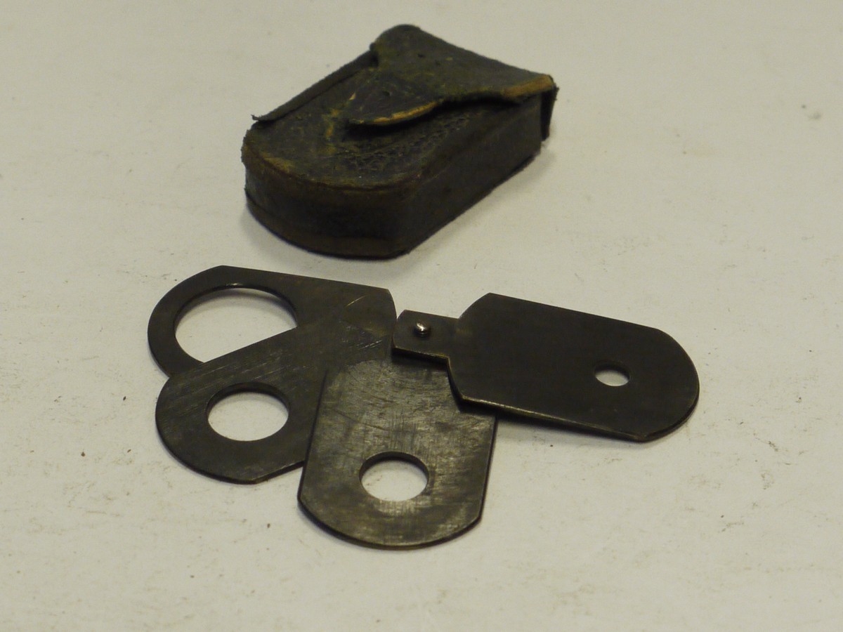 mwclassiccameras-20241129-109 Unamed Waterhouse Stops set of Four Metal Stops, no markings (35x35mm), with end handle grip with hole at the end & Brown leather case