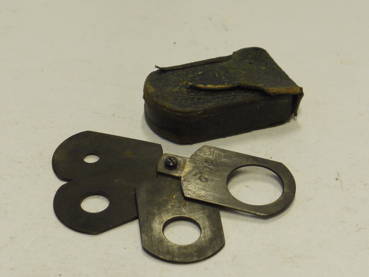 mwclassiccameras-20241129-110 Unamed Waterhouse Stops set of Four Metal Stops, no markings (35x35mm), with end handle grip with hole at the end & Brown leather case