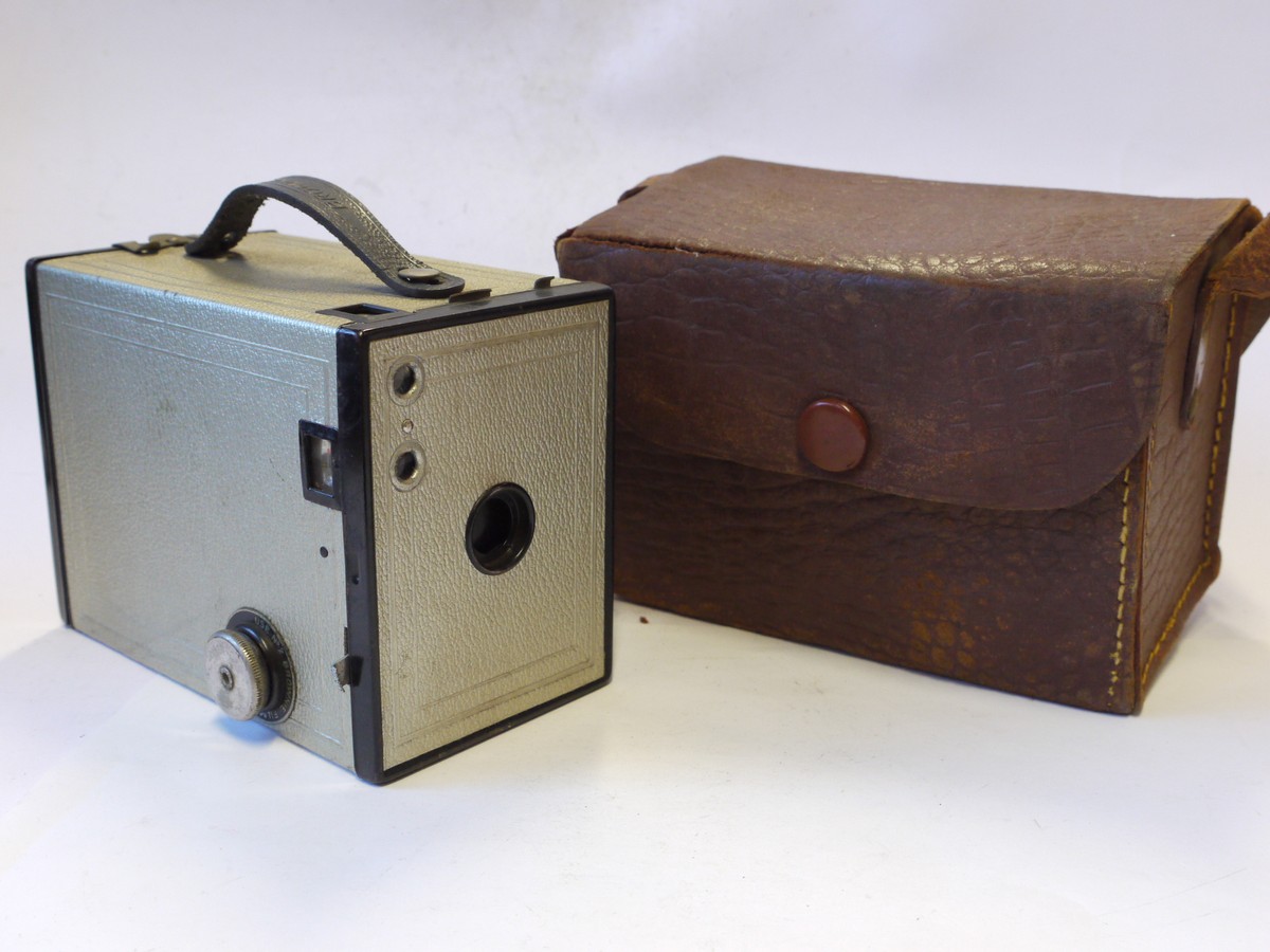 mwclassiccameras-20241129-62 Kodak No.2 Brownie SILVER JUBILEE Camera c1935, Model 4/F Silver coloured with black trim + Brown case. UNCOMMON