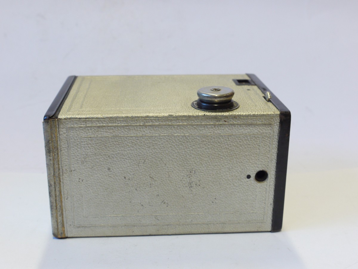 mwclassiccameras-20241129-66 Kodak No.2 Brownie SILVER JUBILEE Camera c1935, Model 4/F Silver coloured with black trim + Brown case. UNCOMMON