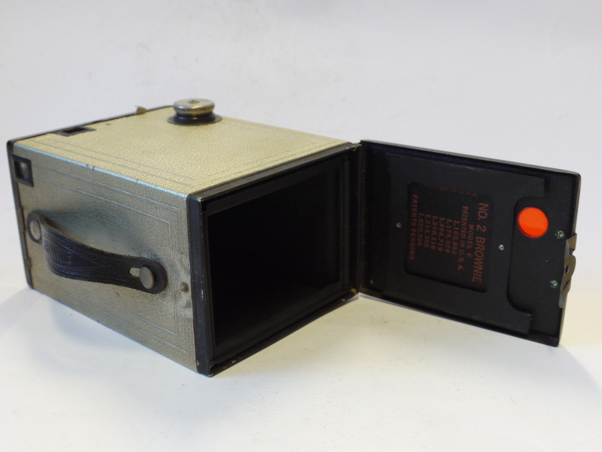 mwclassiccameras-20241129-67 Kodak No.2 Brownie SILVER JUBILEE Camera c1935, Model 4/F Silver coloured with black trim + Brown case. UNCOMMON