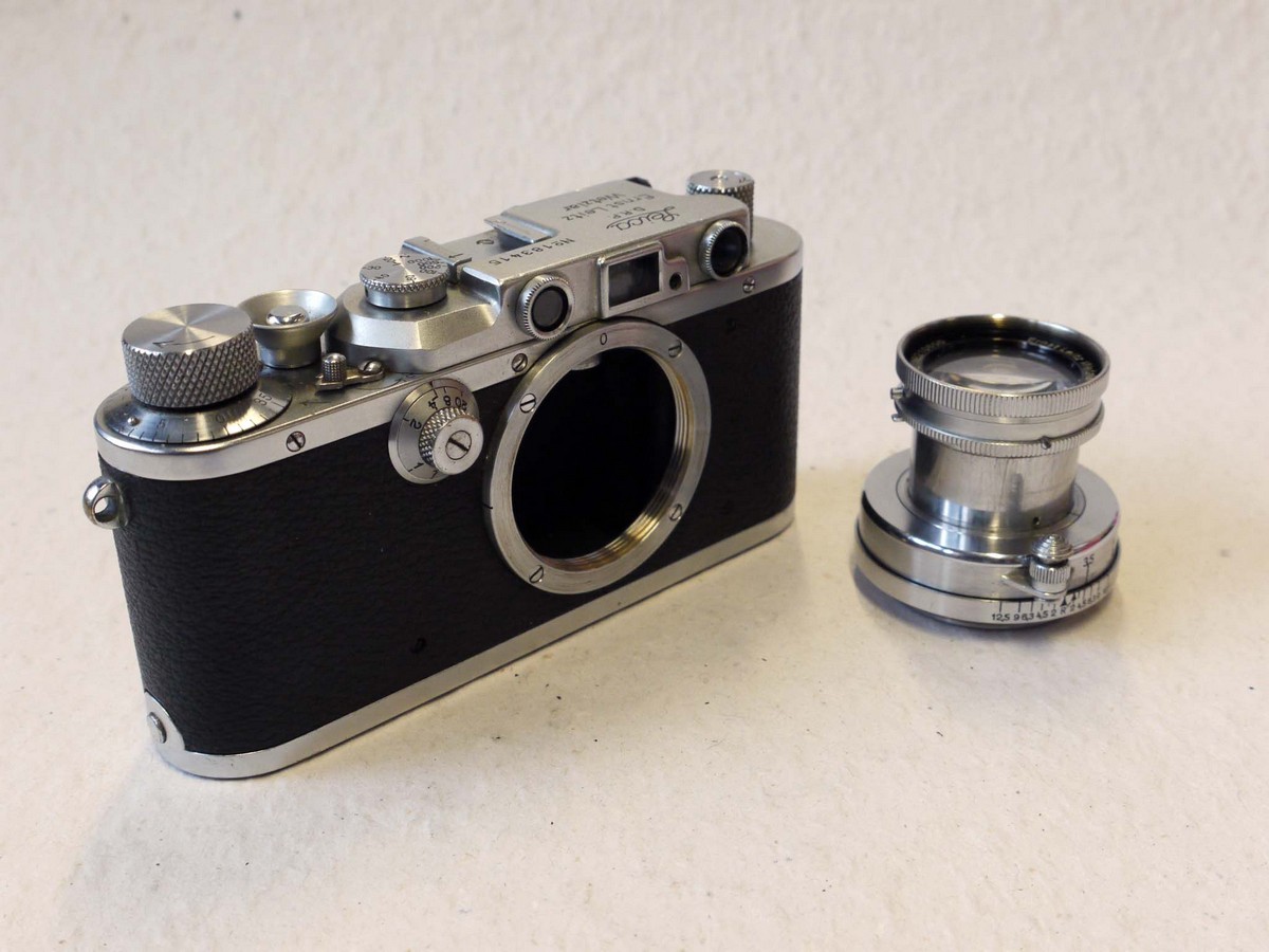 mwclassiccameras-20241206-138 Leica IIIa chrome (No.183415) with correctly added flash synch on top rear + 5cm f2 Summar chrone lens with black front face (No.210600). Complete with R G Lewis UK HM Customs Certificate with correctly marked serial numbers c1938
