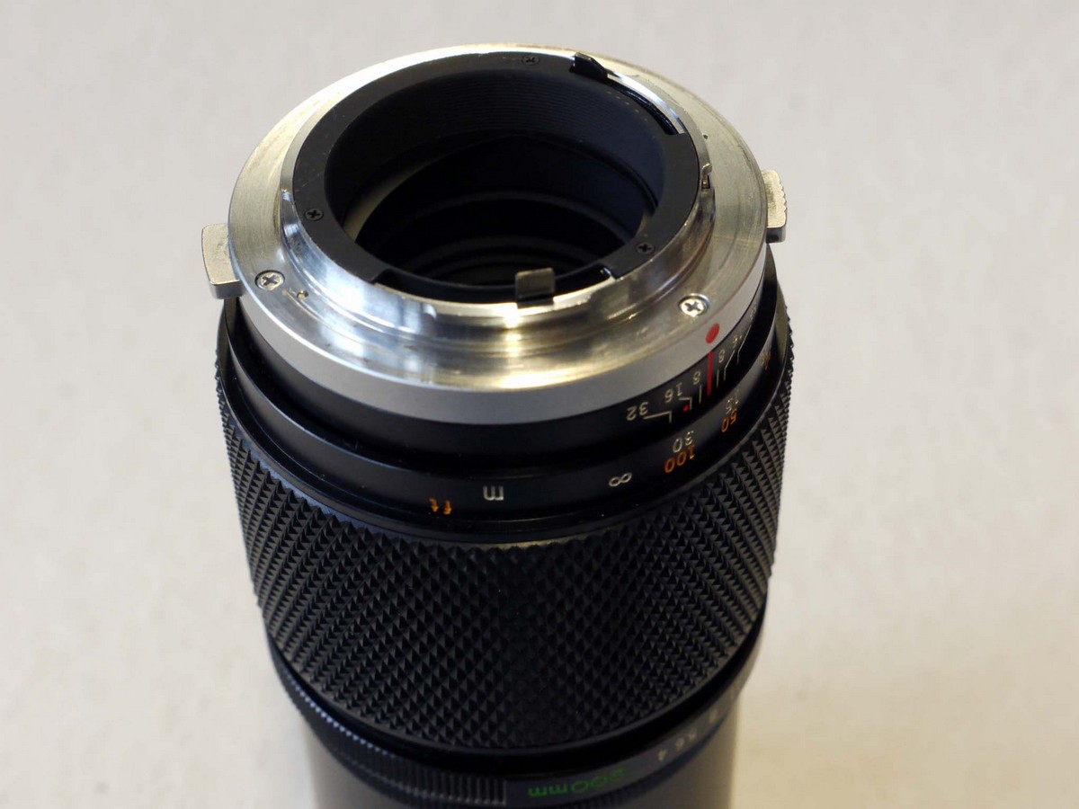 mwclassiccameras-20241206-182 Olympus 200mm f4 Zuiko MC OM mount lens with built-in lens hood + caps