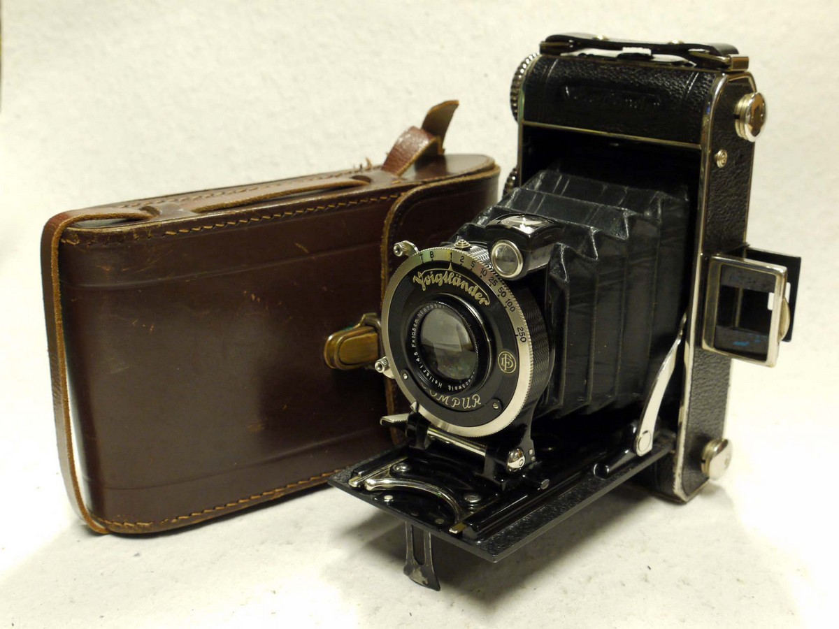 mwclassiccameras-20241206-417 Voigtlander Inos II 6x9 folding camera with Art-Deco patterned fittings, with 10.5cm f4.5 Heliar uncoated lens in Compur shutter + leather case