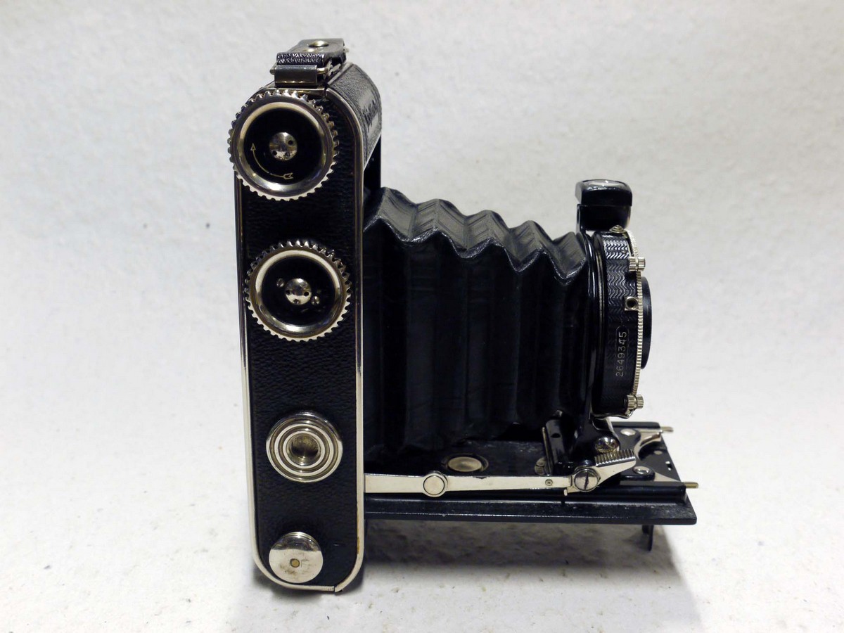mwclassiccameras-20241206-421 Voigtlander Inos II 6x9 folding camera with Art-Deco patterned fittings, with 10.5cm f4.5 Heliar uncoated lens in Compur shutter + leather case