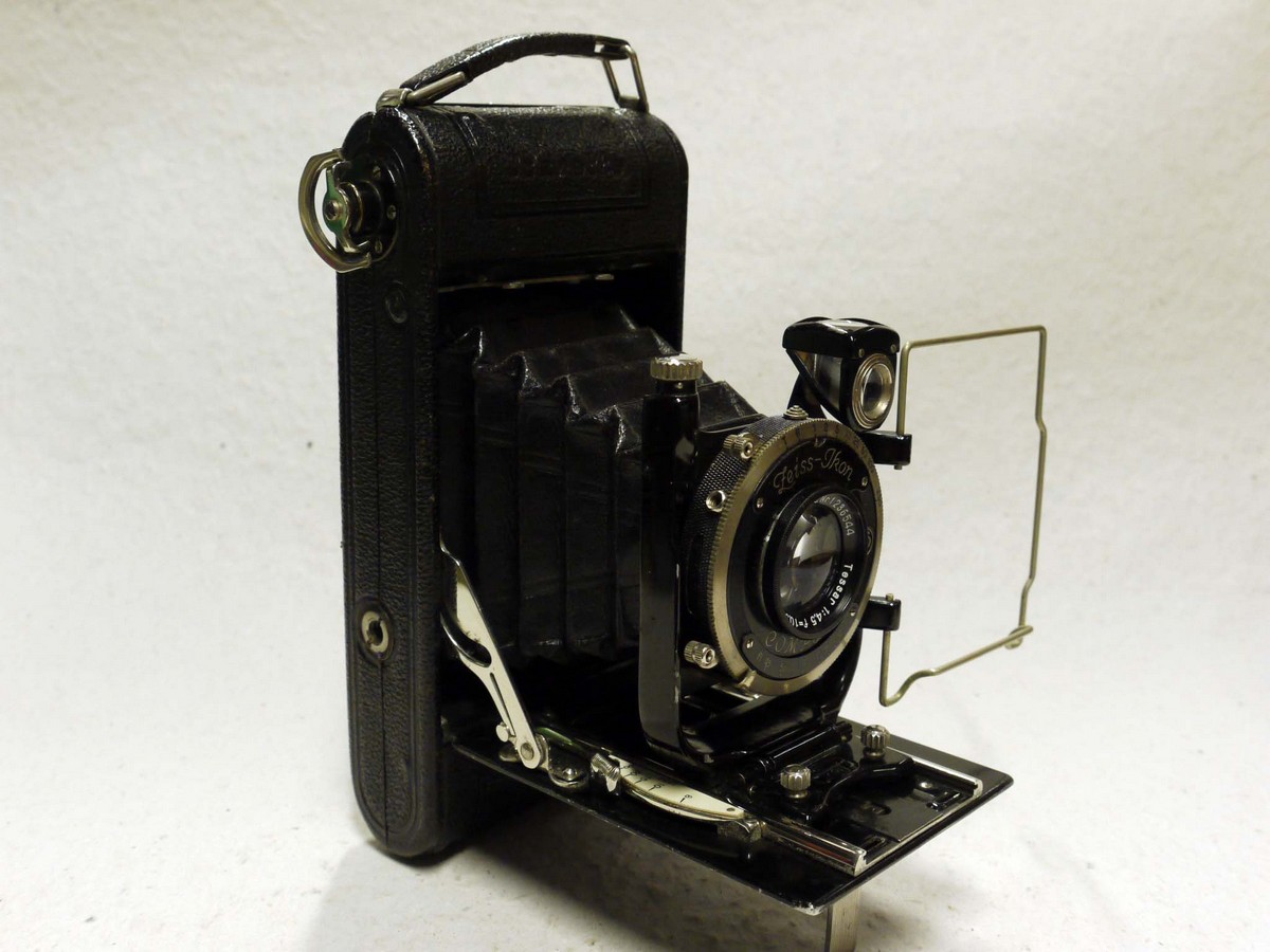 mwclassiccameras-20241206-426 Zeiss Ikon Icarette 6x9 folding camera with Carl Zeiss Jena 10.5cm f4.5 Tessar uncoated lens in Compur shutter