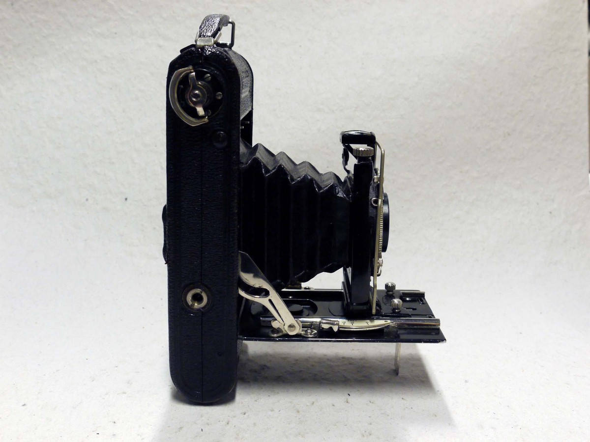 mwclassiccameras-20241206-429 Zeiss Ikon Icarette 6x9 folding camera with Carl Zeiss Jena 10.5cm f4.5 Tessar uncoated lens in Compur shutter